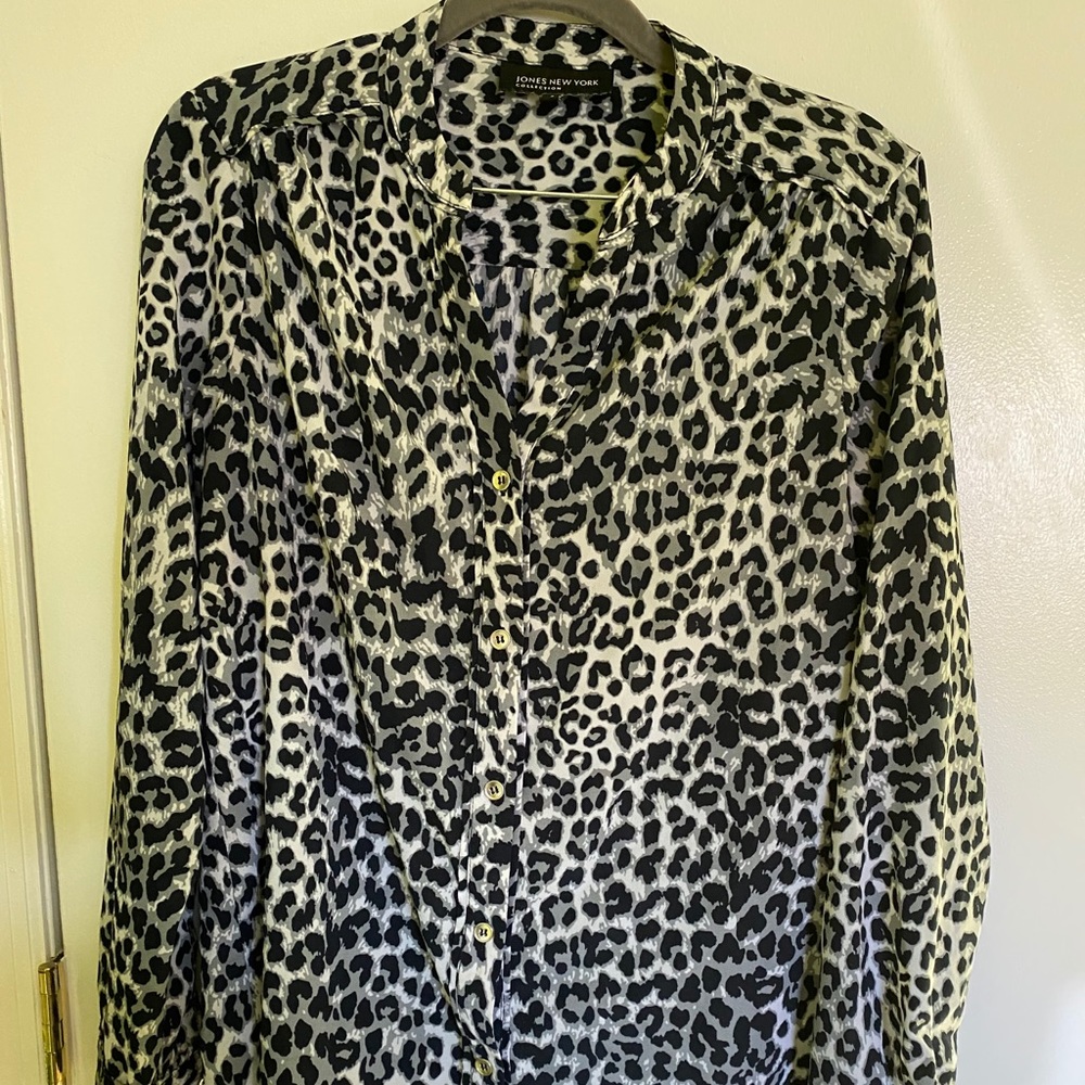 Jones New York gray leapord print blouse size 4